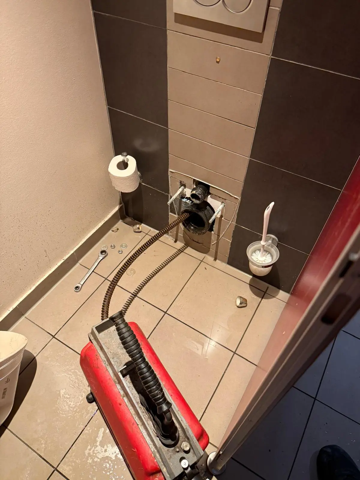 Facility Fix 24 – Professionelle Rohrreinigung einer verstopften Toilette in Berlin durch Klempner24 mit einer elektrischen Spirale